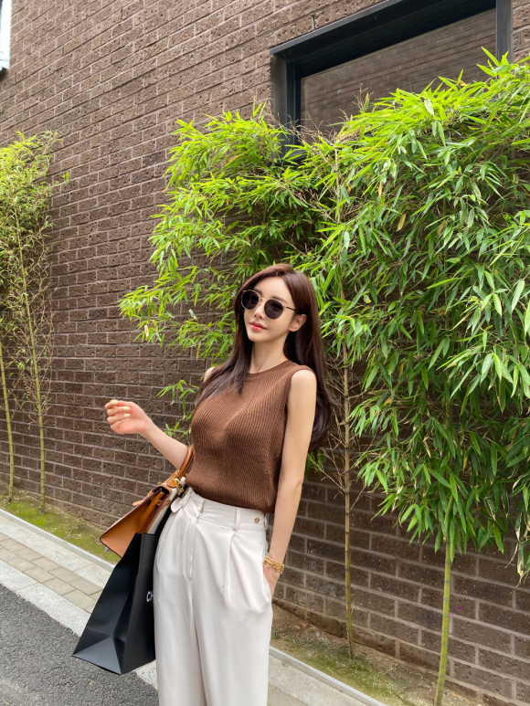 心壹穿搭|女神孙允珠高清时尚搭配:暗棕反扣桃心花慕针织无袖衫