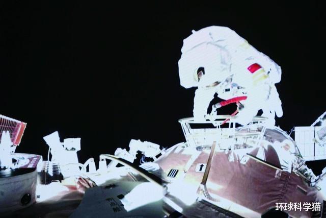 无特殊照顾!神舟13号宇航员王亚平为出舱付出多少?一般人受不了