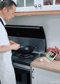 “我家邻居盖了栋豪宅，弄的我家变成了他的厨房…”