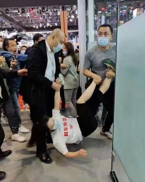 巴渝风景线 因傲慢遭反噬！兰州一小区禁止特斯拉入内！伤害性不大侮辱性极强