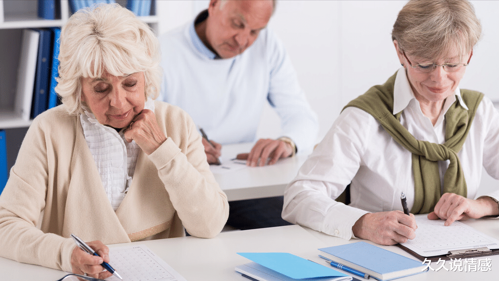 老人拿着很高的退休金,为何还要四处打工?3位退休老人说出实情