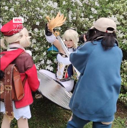 二次元|妈妈带6岁女儿出原神cos？互相当后勤打反光板，成片火遍全网
