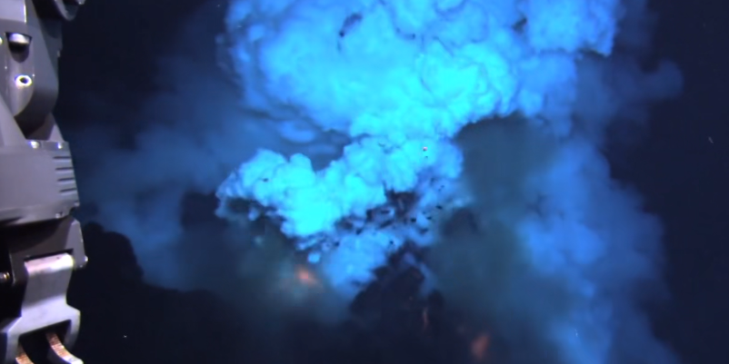 月亮 大家都知道水能灭火，但是海底喷发的火山，为什么没有熄灭呢？