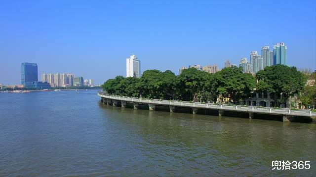 广东省|广东一男子野钓遇稀罕事,钓不到鱼江面上却成群,网友:放生的