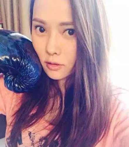 伊能静|伊能静产后6个月减重50斤,与儿子同框似姐弟,54岁活出30岁精彩