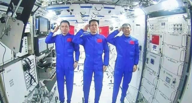  航天员在太空中如何上厕所，6个月任务期间如何洗澡理发？