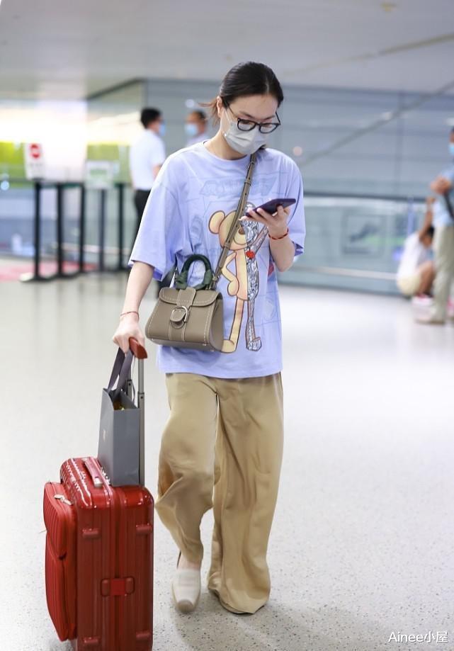 Ainee小屋|吴敏霞和老公穿情侣装，T恤搭配牛仔裤清新减龄，穿搭随性不随意