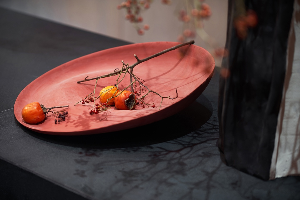 小美涵Emily|浓丽而风雅的枫红、粗粝质感的灰调,演绎当代超逸与东方情怀