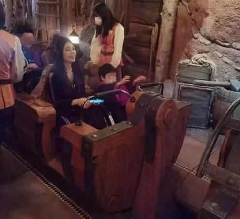 淘鱼时尚 baby带小海绵游迪士尼,穿黑色LO裙小蛮腰抢镜,和儿子同框像姐弟