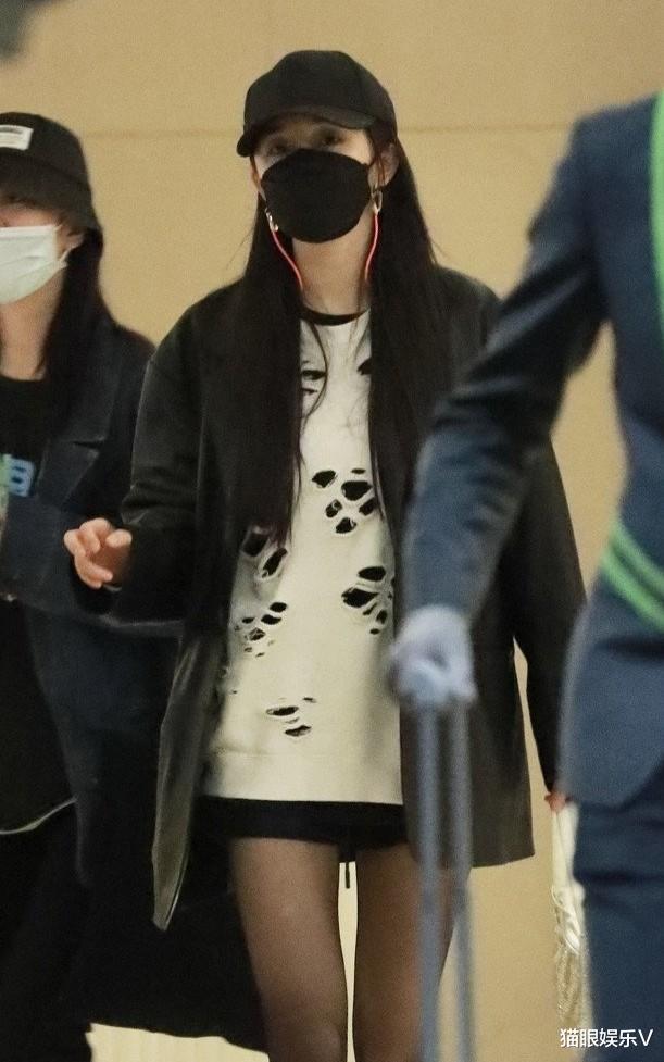 杨幂|34岁杨幂近照曝光，穿黑丝秀漫画长腿，大腿只有安保手臂粗？