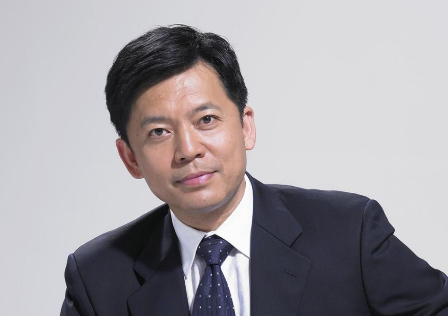 王思聪|国家一级演员何政军，携手29年的妻子是她，难怪从来不传绯闻