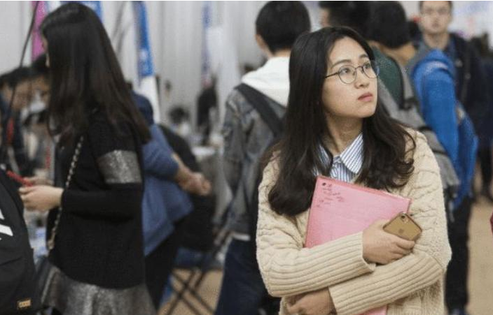 留学生|大批留学生回国就业，企业却避之不及，文凭好似一张“废纸”