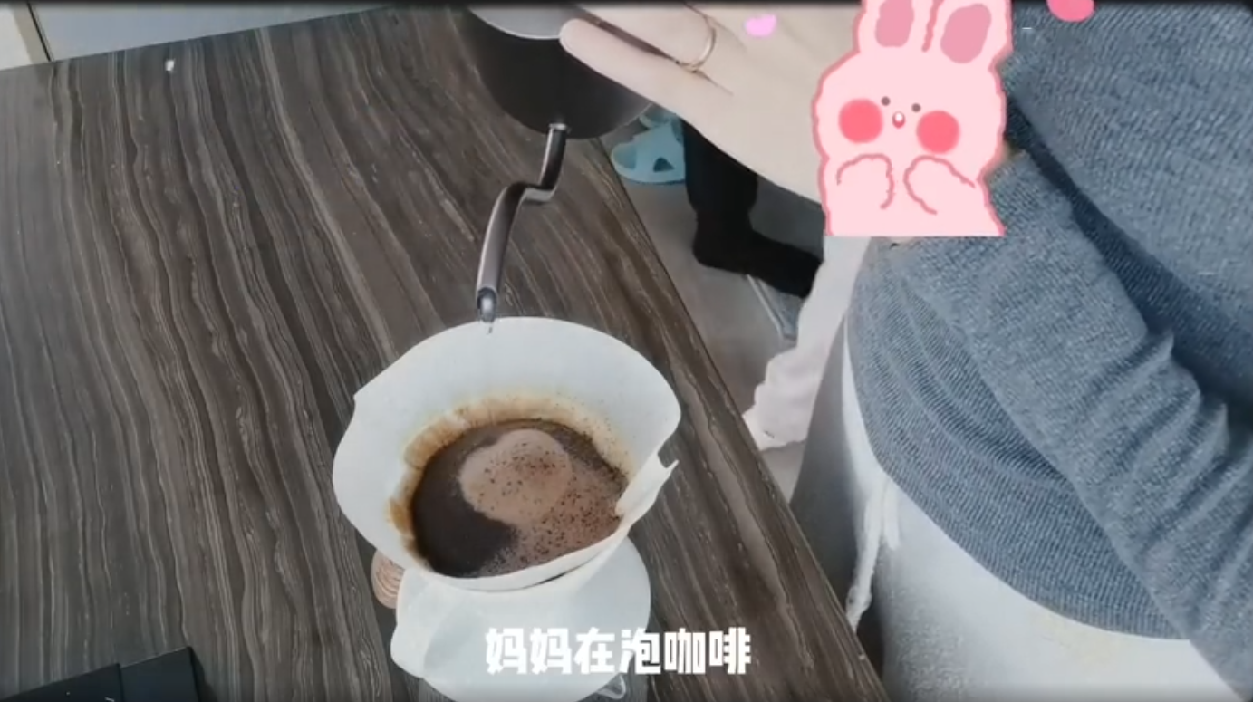 谢娜|苗苗晒一家三口幸福日常，郑恺给女儿梳头超宠溺，小Ana乖巧可爱