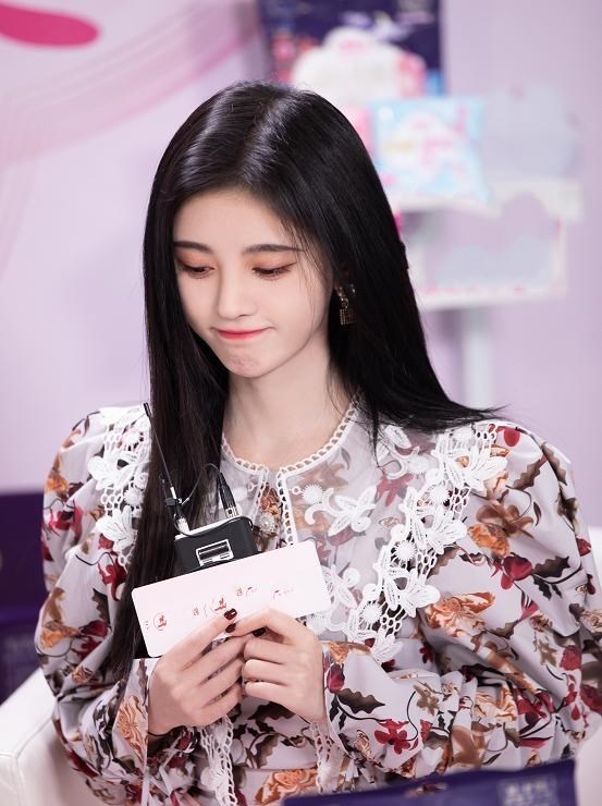 鞠婧祎|鞠婧祎代言“卫生巾”，谁注意她手上的指甲？这才是对代言的尊重