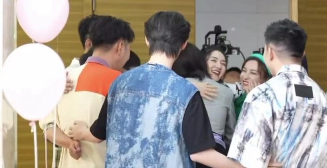 郭晶晶|谢娜复出首次直播，产后真实状态曝光，与赵丽颖娜扎吴昕同框比美