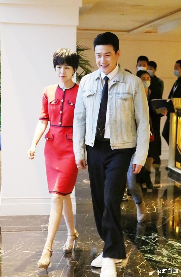 lo时尚咖|陆毅和妻子同框看起来真甜蜜,穿牛仔外套配衬衫意外的帅,真有型
