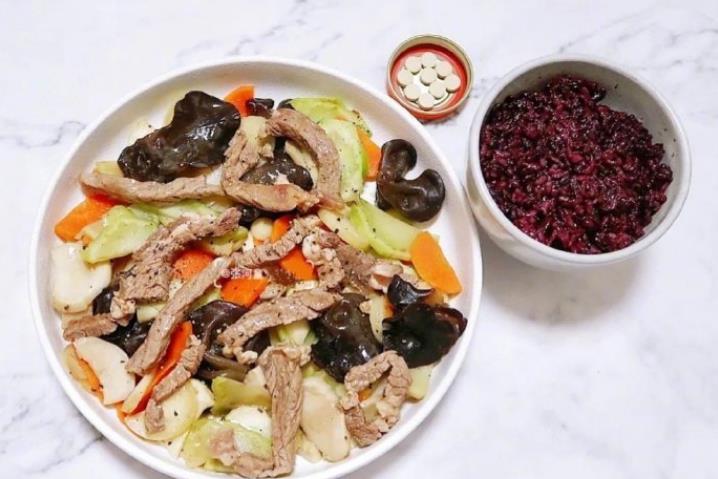 女孩|尹正半个月瘦8斤，减肥却还能一直吃肉，简直就是吃货女孩的福音