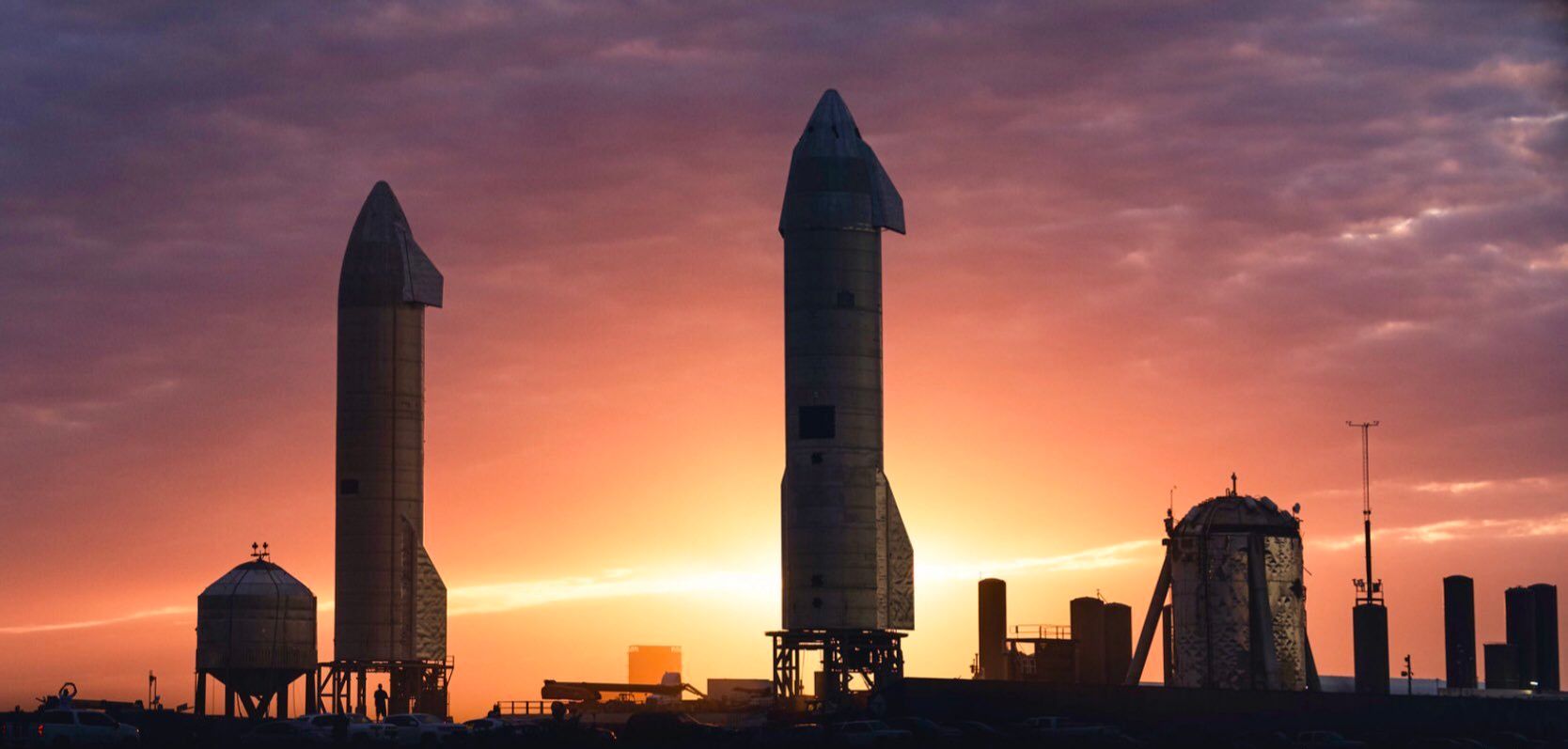 SpaceX 星际飞船首次轨道飞行在即，SpaceX超重型助推器正在安装猛禽引擎