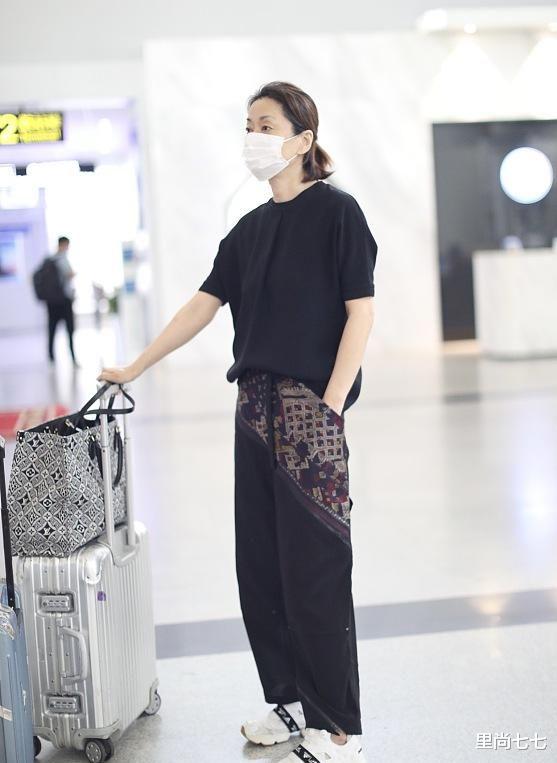 里尚七七|毛阿敏快瘦成麻杆!拎2万包穿潮服腰比裤管还细,17岁女儿超美