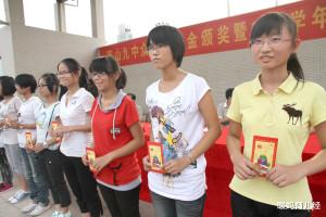 暖妈育儿经|穷人不配高消费?贫困生花2500买包,结果却被取消资格