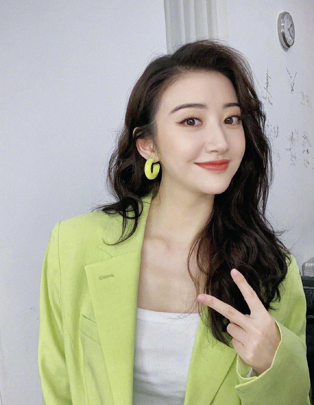 时尚圈的奇葩大喵|时髦却不张扬，日常也能够照搬，难怪绿色系穿搭又玩出了新花样！