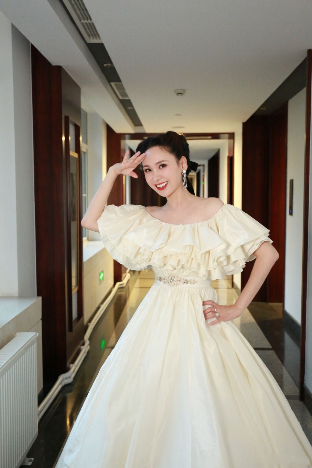 八只爪的猫 如何往“嫩”里穿就服程莉莎，穿公主裙出活动，不像是43岁的人