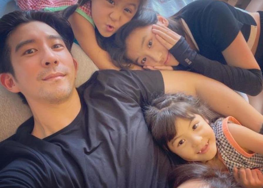 |贾静雯晒女儿近照，6岁咘咘耳饰抢眼，被妈吐槽一看书就睡着