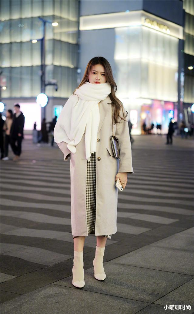小喵聊时尚 2021秋冬又火了一种靴子叫“米色靴”,洋气保暖,配大衣穿很高级