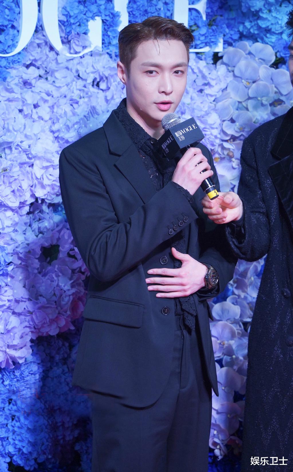 桥本环奈|杨幂在宋茜头上比兔子耳朵，前面的张艺兴表情好呆，三人同框氛围感十足