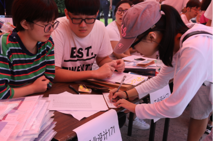 糯妈育儿经|大学宿舍门上“标语”走红，查寝老师笑出眼泪，大一新生：学到了