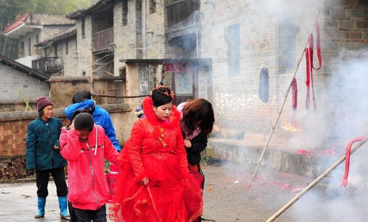 舜网 相恋6年，因10万彩礼谈崩，男人转身就花20万娶了相亲对象……