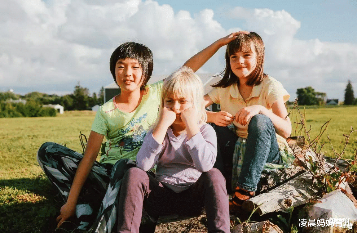 凌晨妈妈育儿|姚晨陪孩子抓泥鳅：懂得陪孩子玩的父母，培养出的孩子更优秀