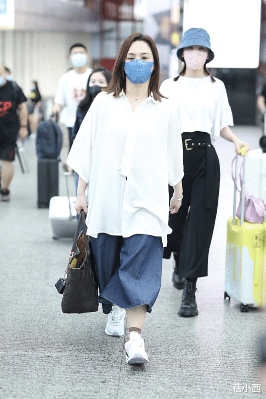 蓓小西|阿娇钟欣潼是放弃了身材管理吗？一身宽松穿搭真遮肉，还挺时髦