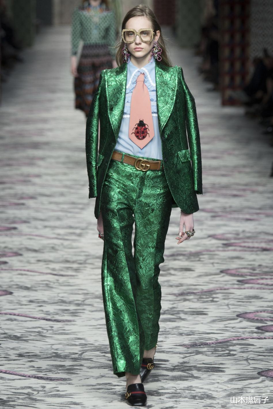 宋祖儿|宋祖儿穿乳胶衣裤腿塞不满，卡戴珊穿同款，要俩人帮忙才能塞进去