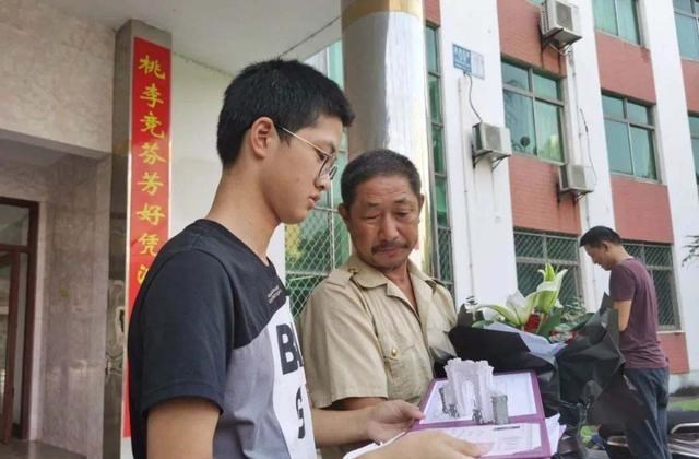 萌听小c姐|寒门学子胡安康：父母残疾，全家挖野菜生活，高考685分考上清华