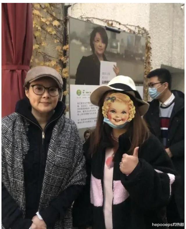 袁立 袁立素颜上年纪，身材胖也不刻意瘦身减肥，是不漂亮但心地善良