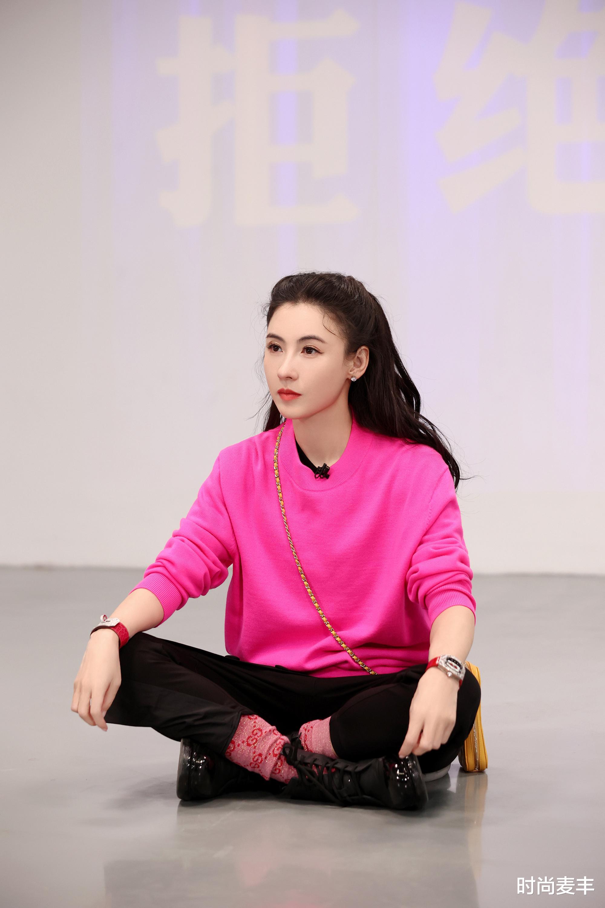 张柏芝|张柏芝综艺收官，长筒袜上绣图案，咖色系造型太养眼