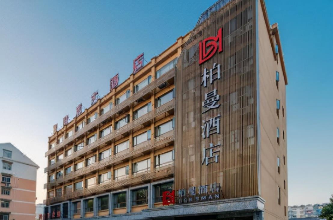 非夫妻入住同一宾馆,只登记一人身份证,遇到查房会被处罚?
