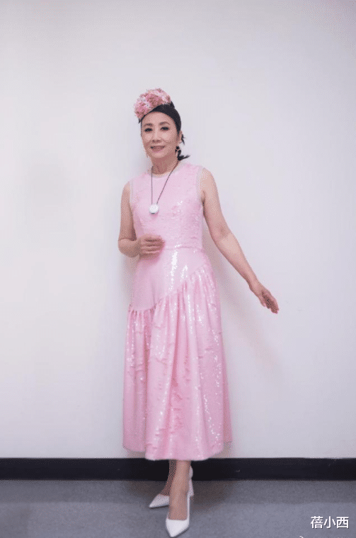 蓓小西|74岁汪明荃去逛街都穿得那么潮，彩色条纹裙配小白靴，减龄又洋气