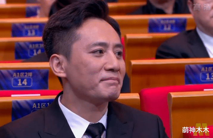 贾玲|金鸡奖众星台下反应太真实：贾玲难掩失落，张译紧张到闭眼抿嘴