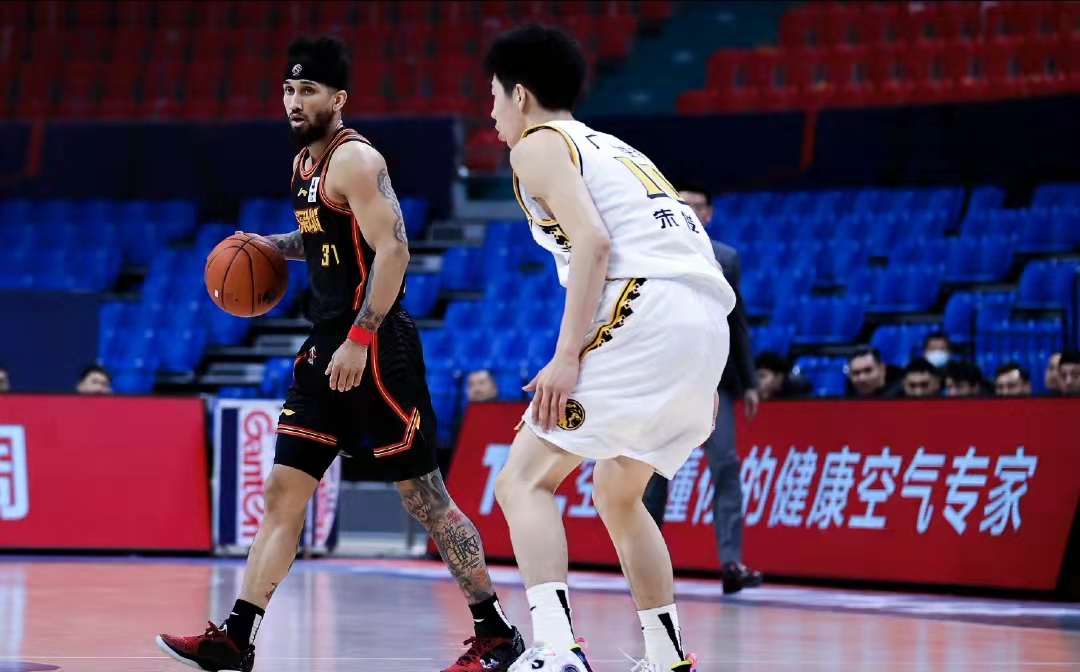 深圳男篮|9连胜，顾全压哨绝杀！CBA黑马深圳今夜1分险胜！比赛跌宕起伏