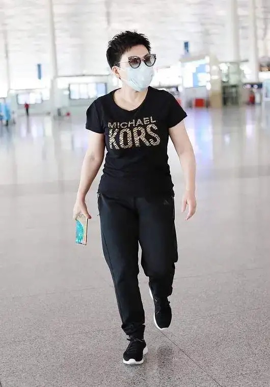 全球时尚号|“乒乓女皇”邓亚萍穿搭走机场，穿黑色便服很随意，气质无敌