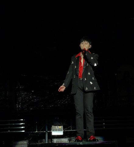 张杰|张杰演唱会摔下升降台，直接平行落下头着地，手部严重受伤