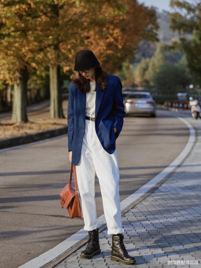 时尚搭配师瓜瓜 收起你的裙子吧!今年流行穿“九分裤+短靴”,保暖舒适还时髦