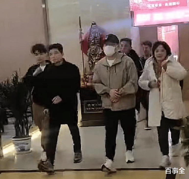 岳云鹏|岳云鹏老婆也开始炫富了？一件上衣上万元，曾为治病剃光头发