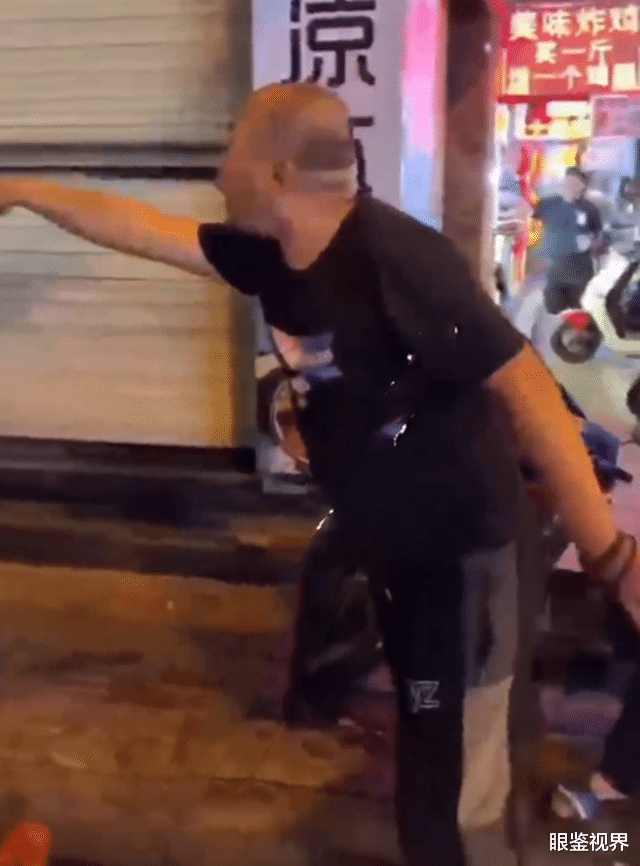 东北男子醉酒后在海南骂街,引起众怒遭群殴,挨打后倒地不起