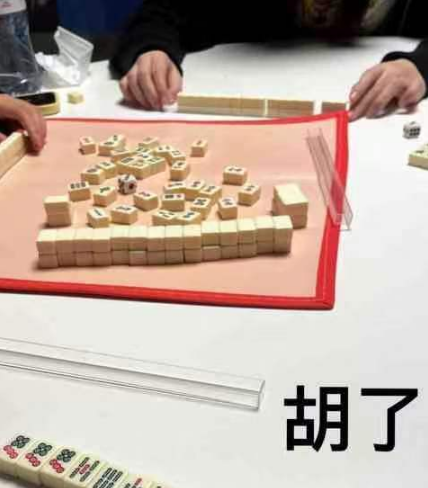 李嫣|15岁李嫣与好友豪宅打麻将！连胡三把手气超好，脚踩毛拖鞋接地气