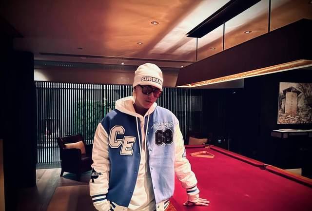 何洁|黄子韬直播卖面包,因价格便宜两万单瞬间被秒空,此前曾怒怼黑粉