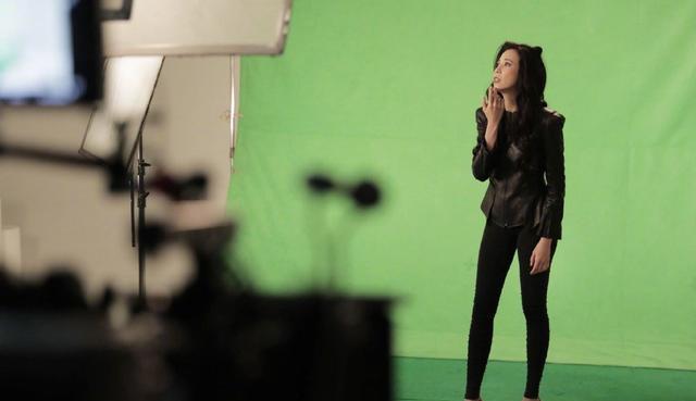 莫文蔚|51岁莫文蔚胆真肥，穿钻石“情趣袜”配吊带裙，这身材娱乐圈少见