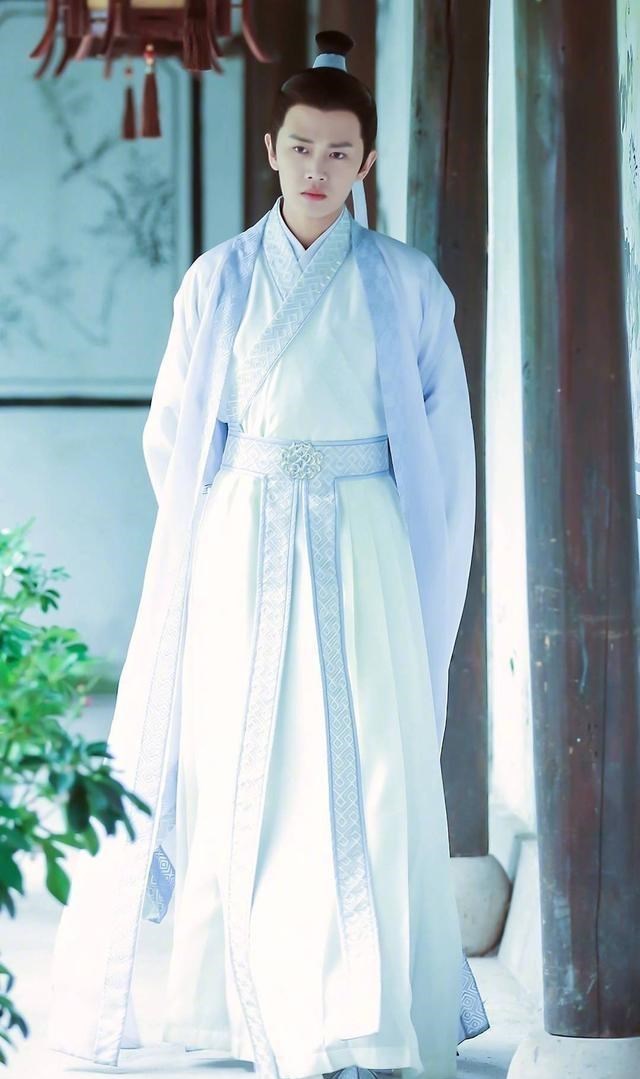 街拍|任嘉伦的作品简介已改掉，三部作品上榜没毛病，但一生一世呢？